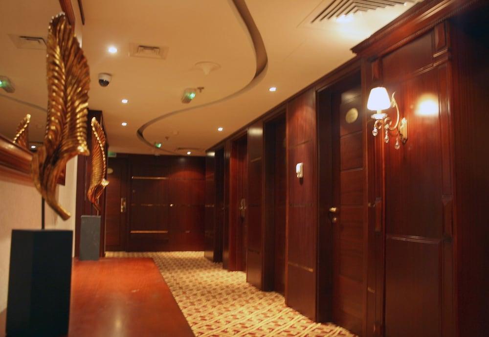 Trianon Royal Hotel Abu Dhabi Esterno foto